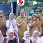Realisasikan Program Yankes “Door to Door”, Pjs Wako Bukittinggi, H. Hani Syopiar Rustam, Datangi Rumah Baduta Stunting