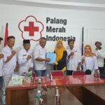 Sebagai Bentuk Kerjasama Di Bidang Kemanusiaan Kepala SMA Negeri 2 Bukittinggi,Bersama Ketua PMI Bukittinggi Melakukan Penanda Tanganan MOU