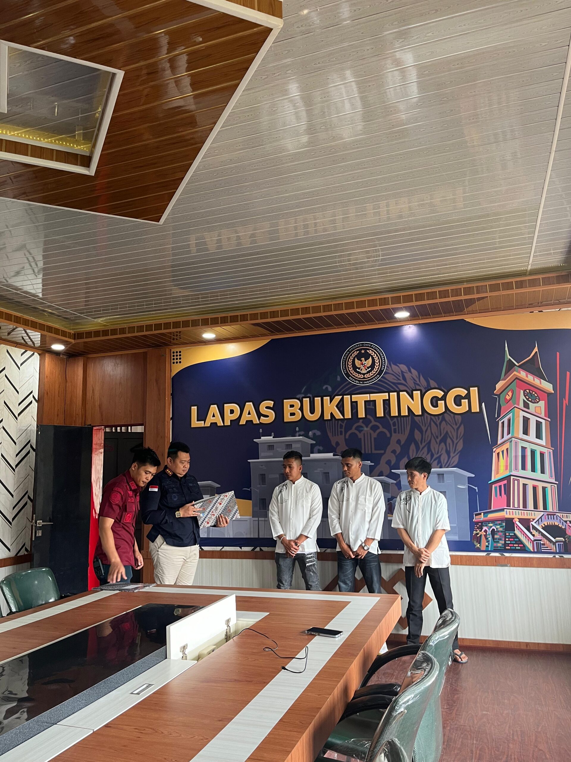 Kalapas Bukittinggi Menyerahkan Keputusan Amnesti Kepada Tiga Orang Warga Binaan Sesuai Dengan Kepres RI NOMOR 17 Tahun 2025