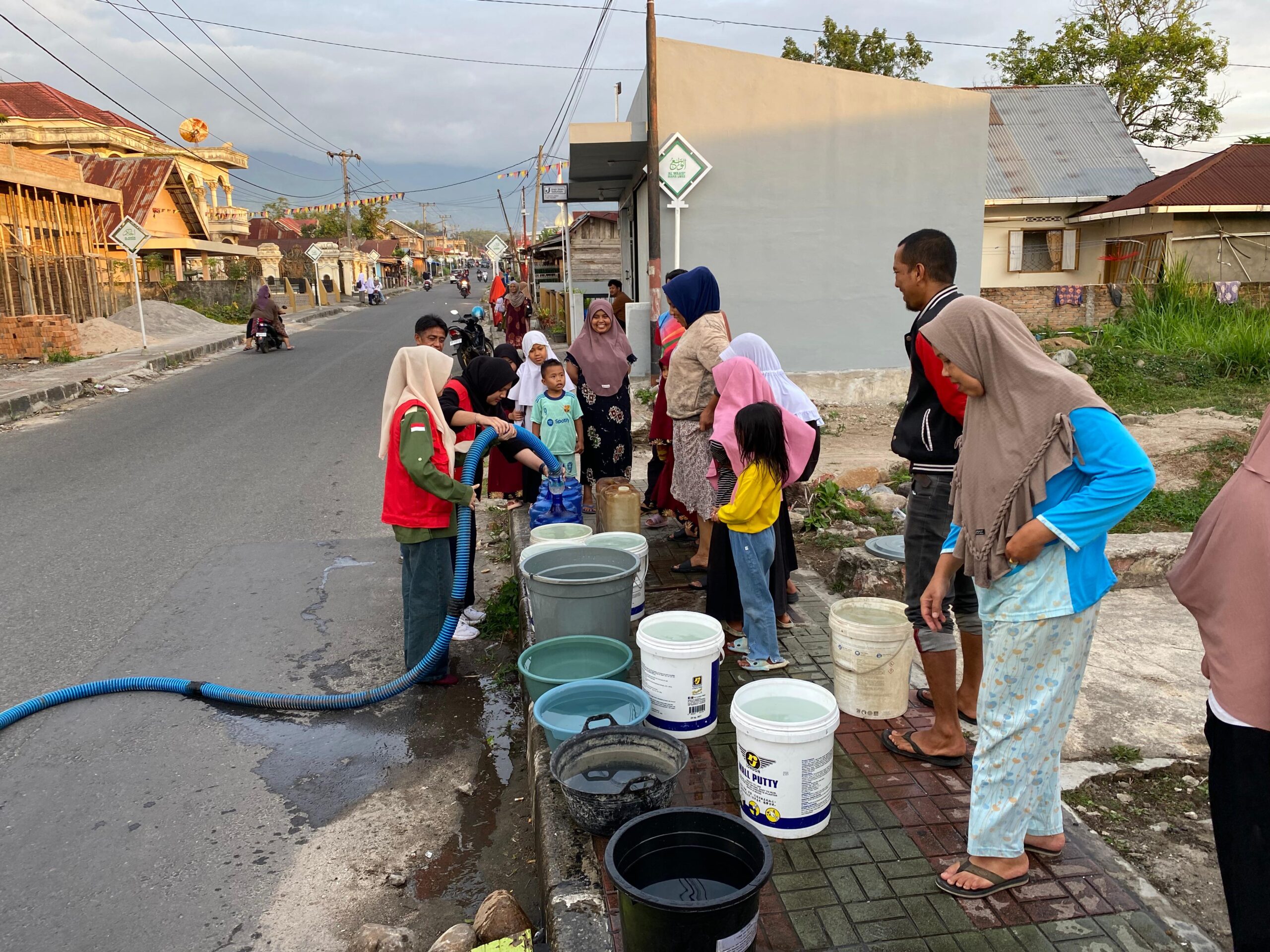 Salah Satu Bentuk Kerja Nyata Kepedulian PMI Bukittinggi Kepada Masyarakat"Pendistribusian 15.000 Liter Air Bersih untuk Warga Terdampak Kekeringan"