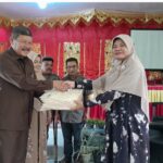 Bentuk Kepedulian terhadap Pendidikan, Ikatan Alumni SMPN 2 Matur Berikan Bantuan Pakaian Muslim
