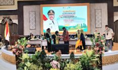 Tangis Rano Karno Pecah di Wisuda UIN Sjech M. Djamil Djambek Bukittinggi