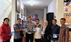 Di Tengah Kepungan Asap Bukittinggi, Polantas Turun Jalan Bagikan Masker untuk Wartawan dan Pengendara